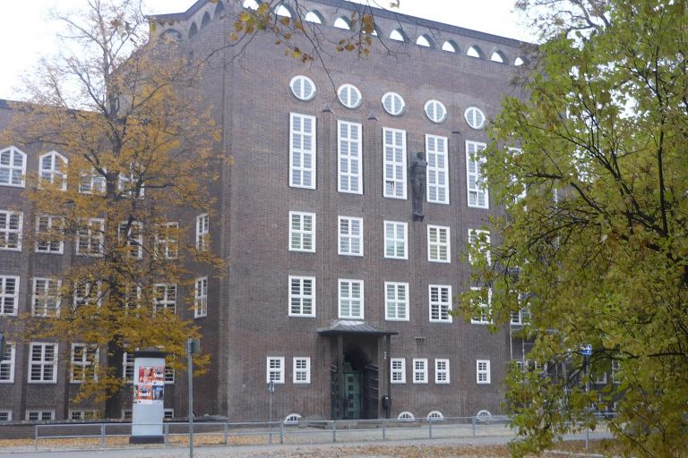 Fassade mit roten Klinkern und deutlichen Art-déco-Elementen